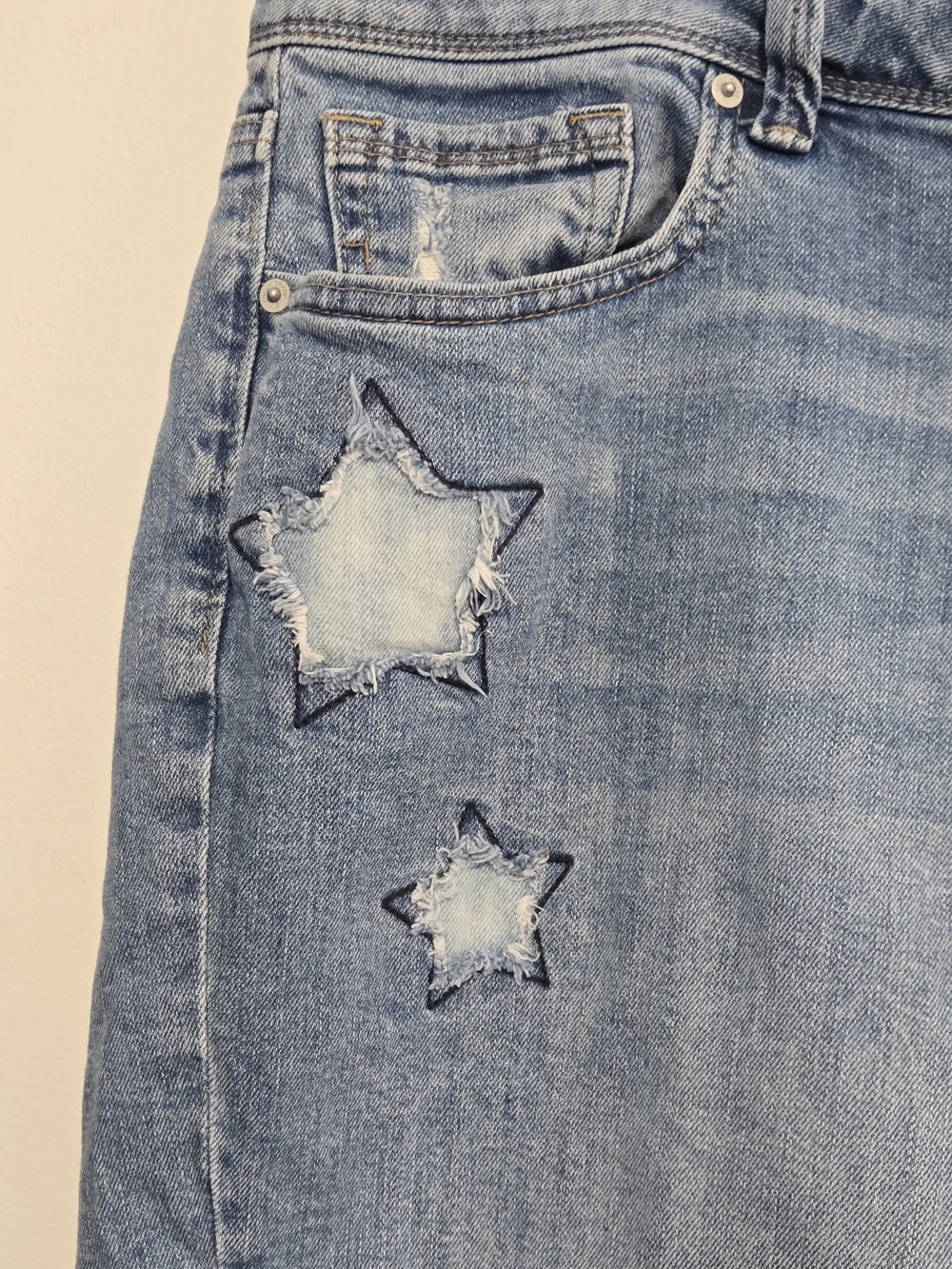 Lucky Brand Georgia Shorts Size 14 Blue Denim Star Distressed Stretch Mid Rise - Picture 2 of 9